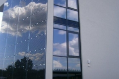 Glasfassade mit Fotovoltaik